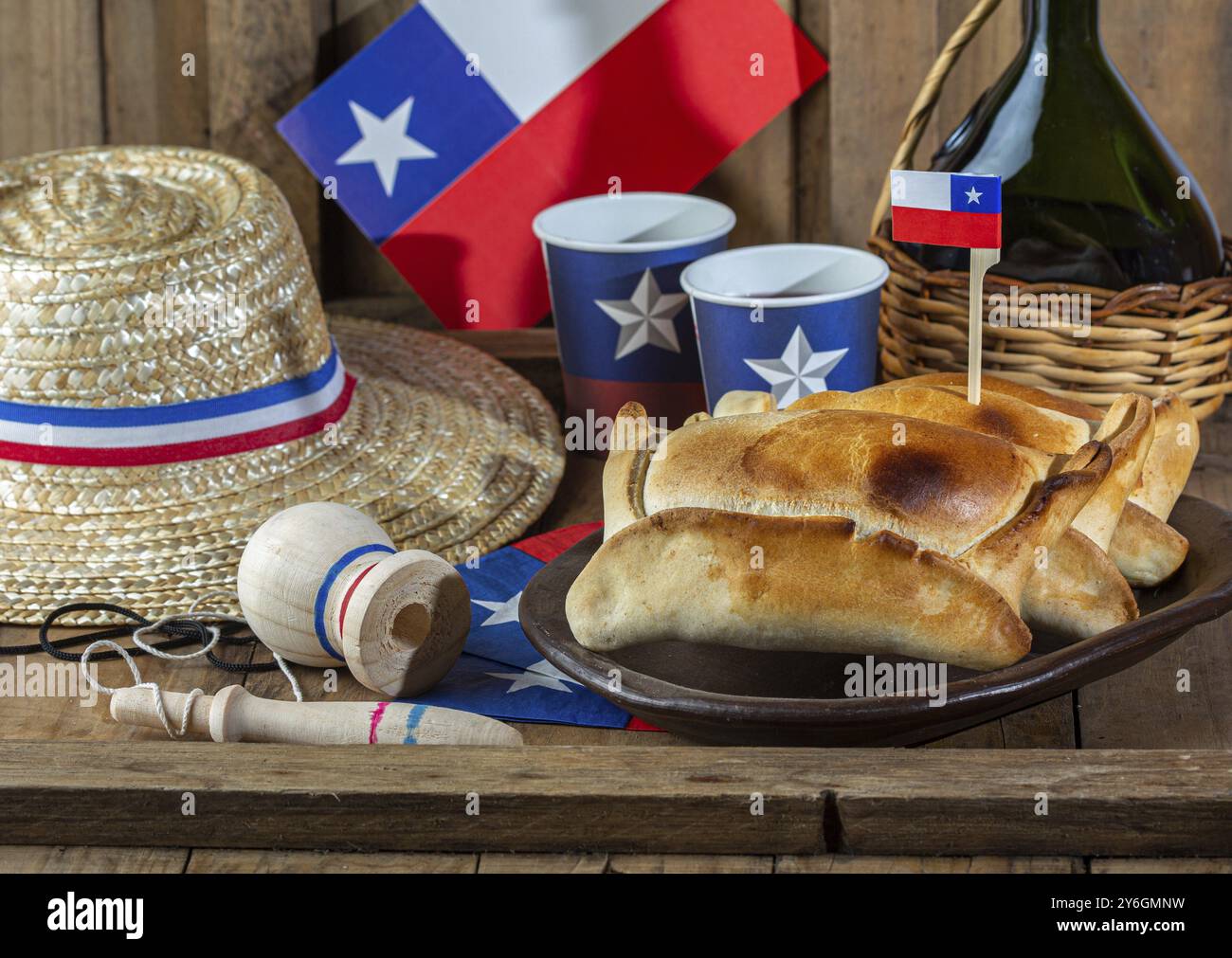 Nourriture, nourriture, concept de jour de l'indépendance chilienne. fiestas patrias. Tipical cuit empanadas de pino, vin ou chicha, chapeau et jouer emboque. Plat et boisson o Banque D'Images