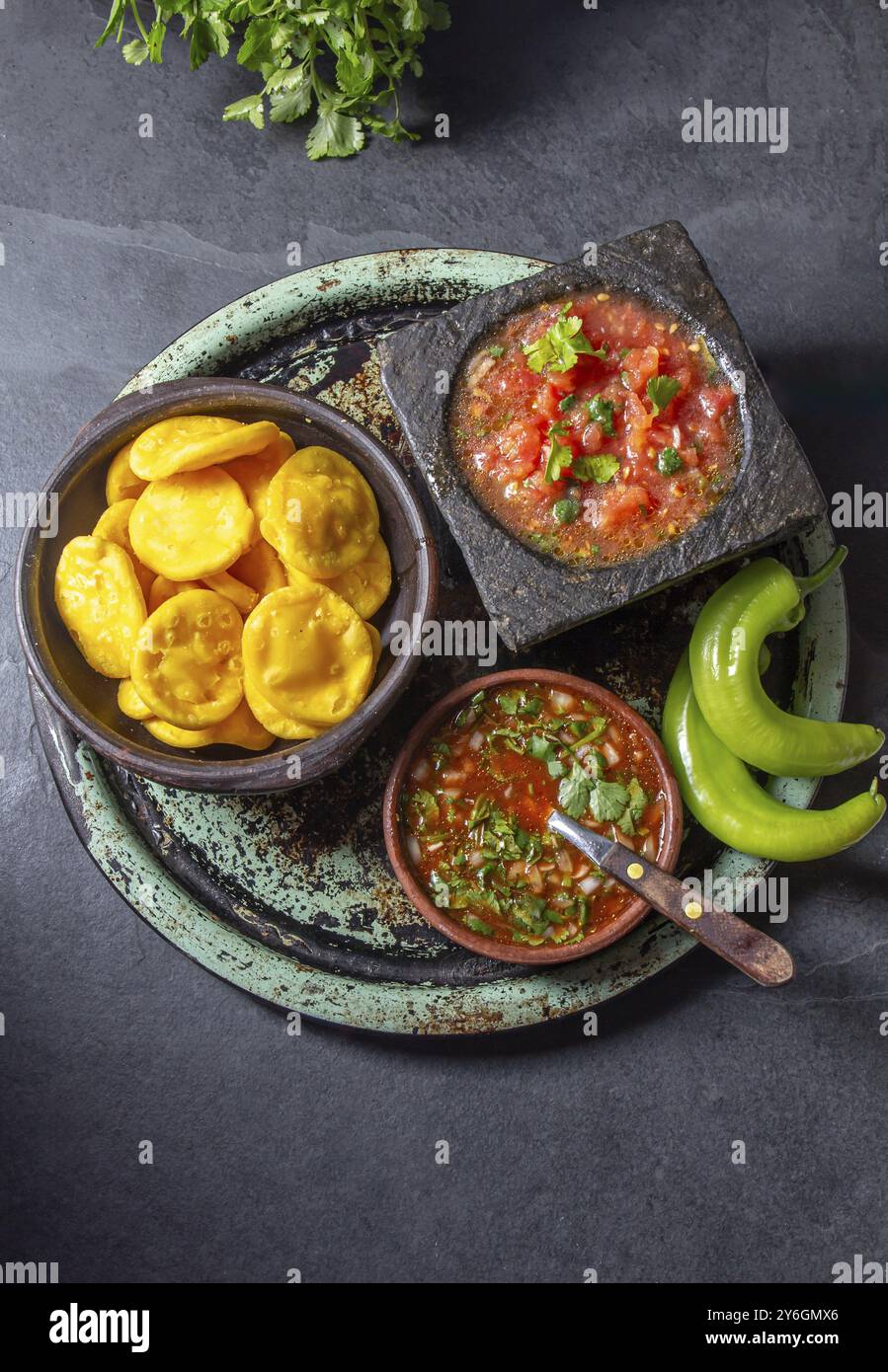 Nourriture, Sopaipilla. Cuisine latino-américaine. Sopaipillas de citrouille maison traditionnelle chilienne avec salsas typiques, sauce tomate chancho en piedra dans la pierre m Banque D'Images