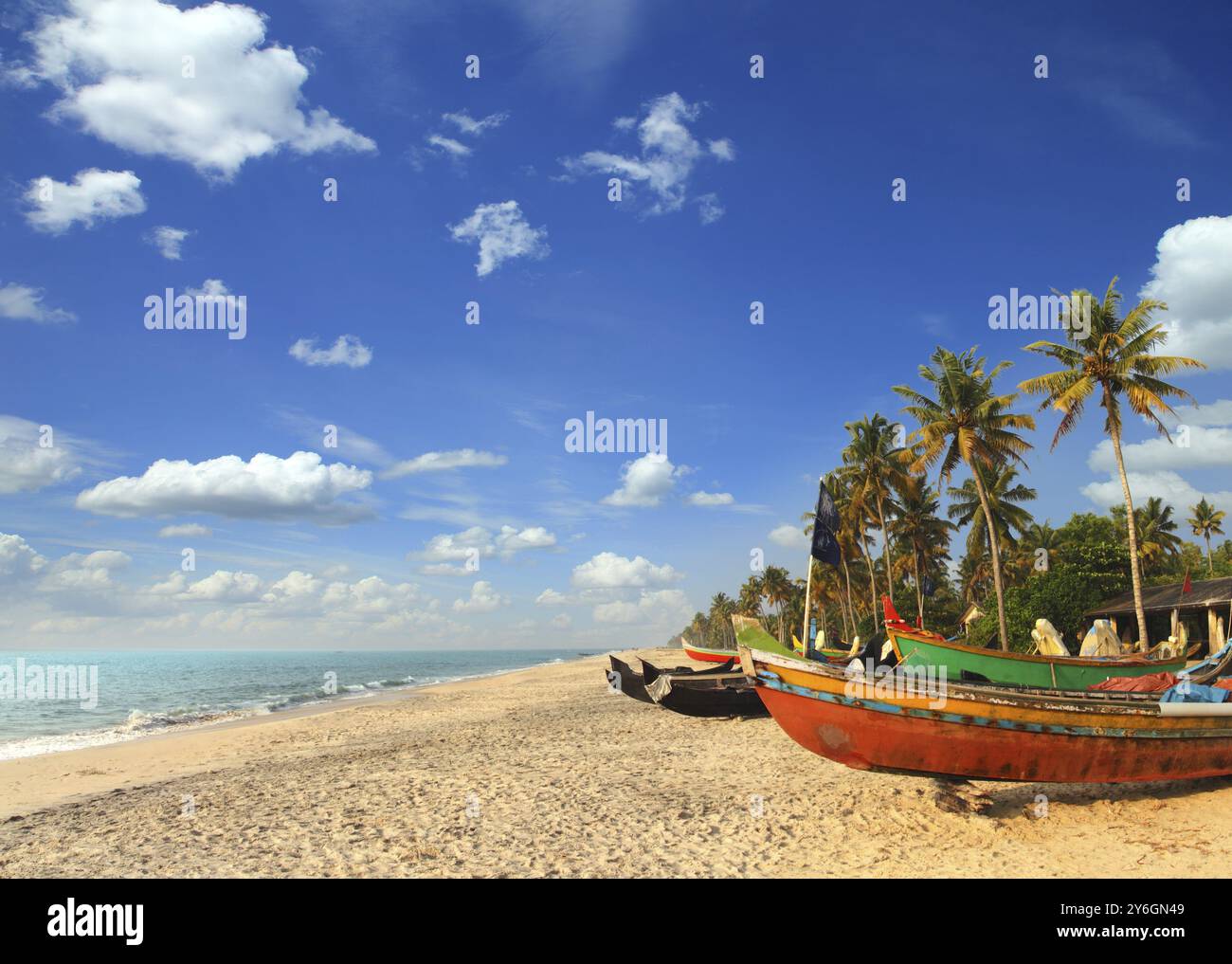 Vieux bateaux de pêche sur la plage, kerala inde Banque D'Images