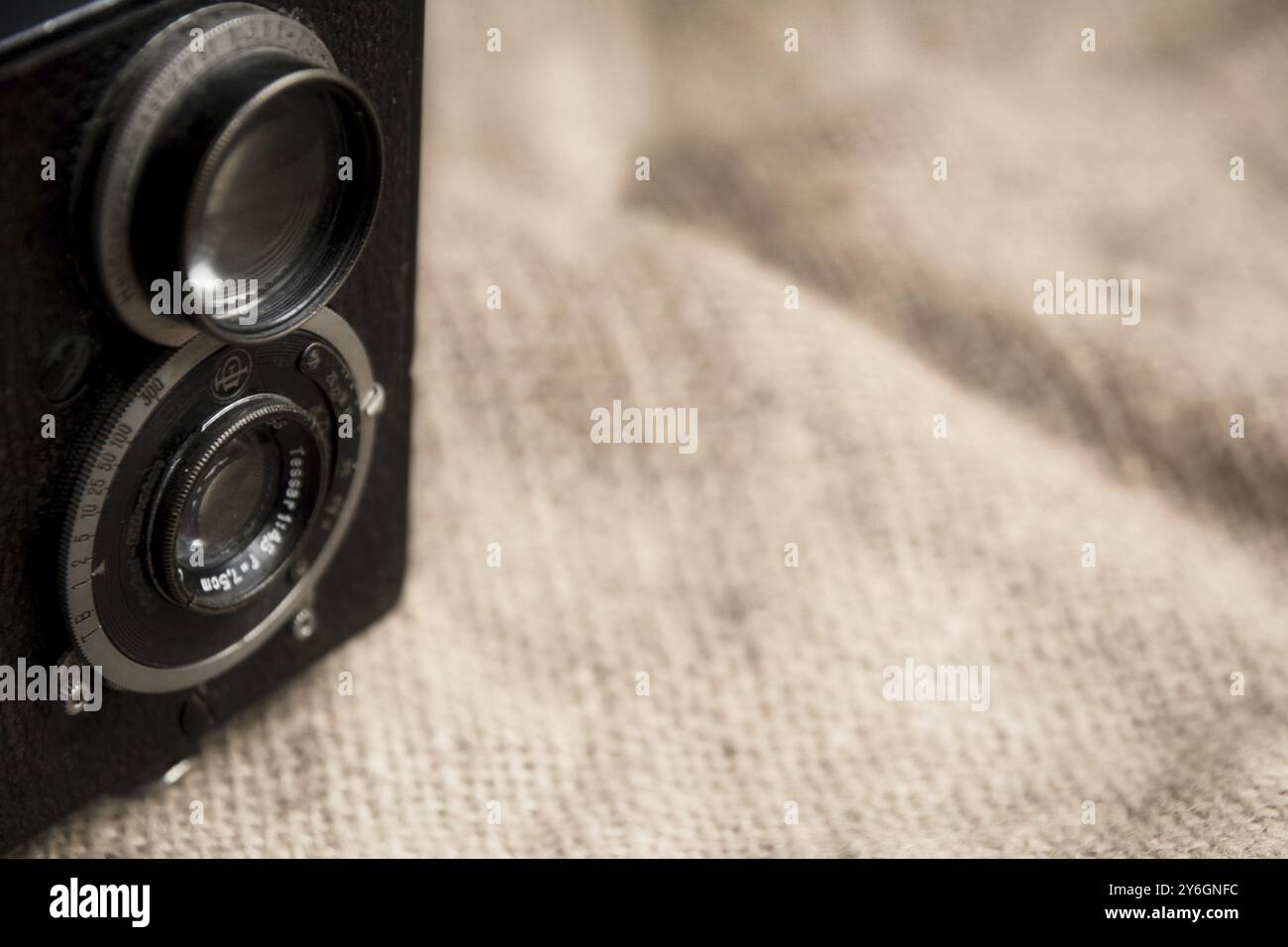 Anvers, Belgique, janvier 2021, Editorial illustratif : gros plan et détail de l'objectif vintage de Rolleiflex, Europe Banque D'Images
