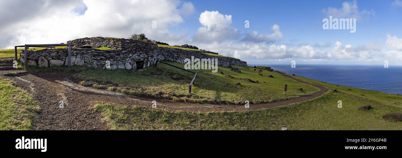 L'île de Pâques, Rapa Nui. Orongo Villadge de cérémonie sur le volcan Rano Kau Banque D'Images