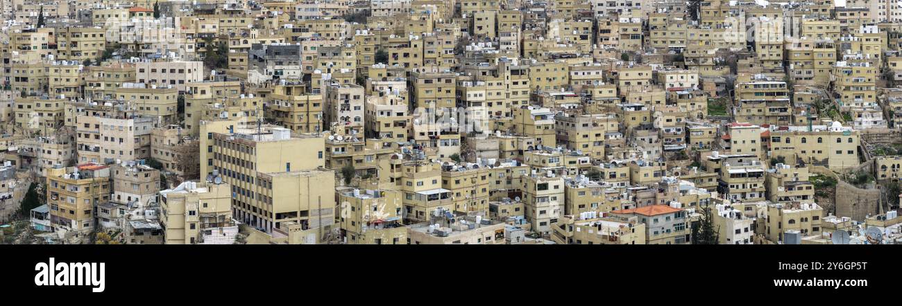 EY architecture dense de maisons résidentielles et d'appartements dans le quartier du centre-ville d'Amman, Jordanie. Maisons construites contre la colline Banque D'Images