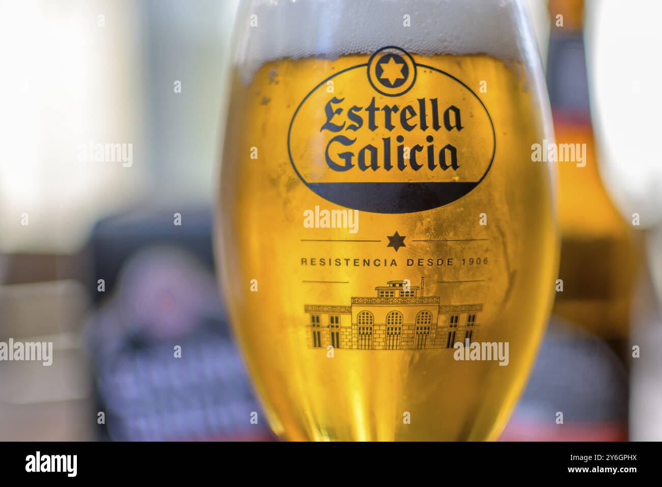 Lugo, Espagne, 6 septembre 2023 : Editorial illustratif : Estrella Galicia verre à bière gros plan, Europe Banque D'Images