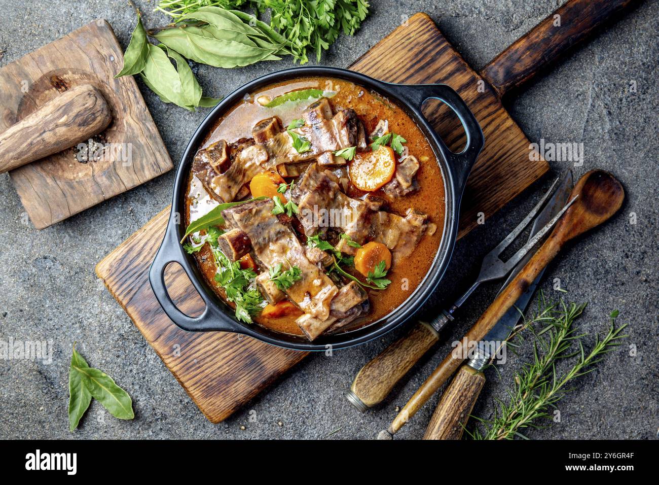 Nourriture, côtes de boeuf Bourguignon ragoûtées à l'oignon, carotte au vin rouge Banque D'Images