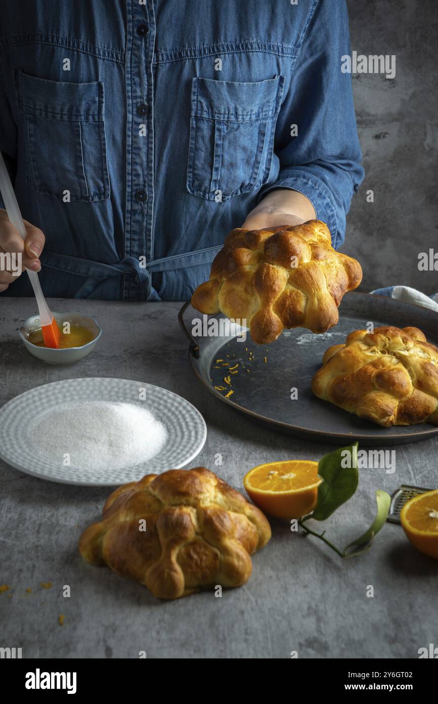 Nourriture, nourriture, femme préparant Pan de muertos pain des morts pour le jour mexicain des morts Banque D'Images