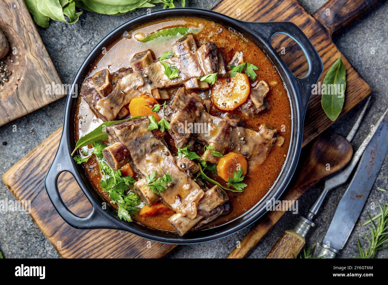 Nourriture, côtes de boeuf Bourguignon ragoûtées à l'oignon, carotte au vin rouge Banque D'Images