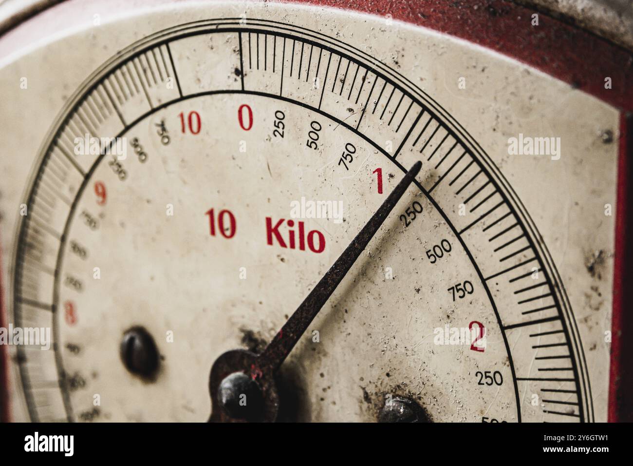 Gros plan d'une balance rétro et vintage indiquant le poids en kilo Banque D'Images