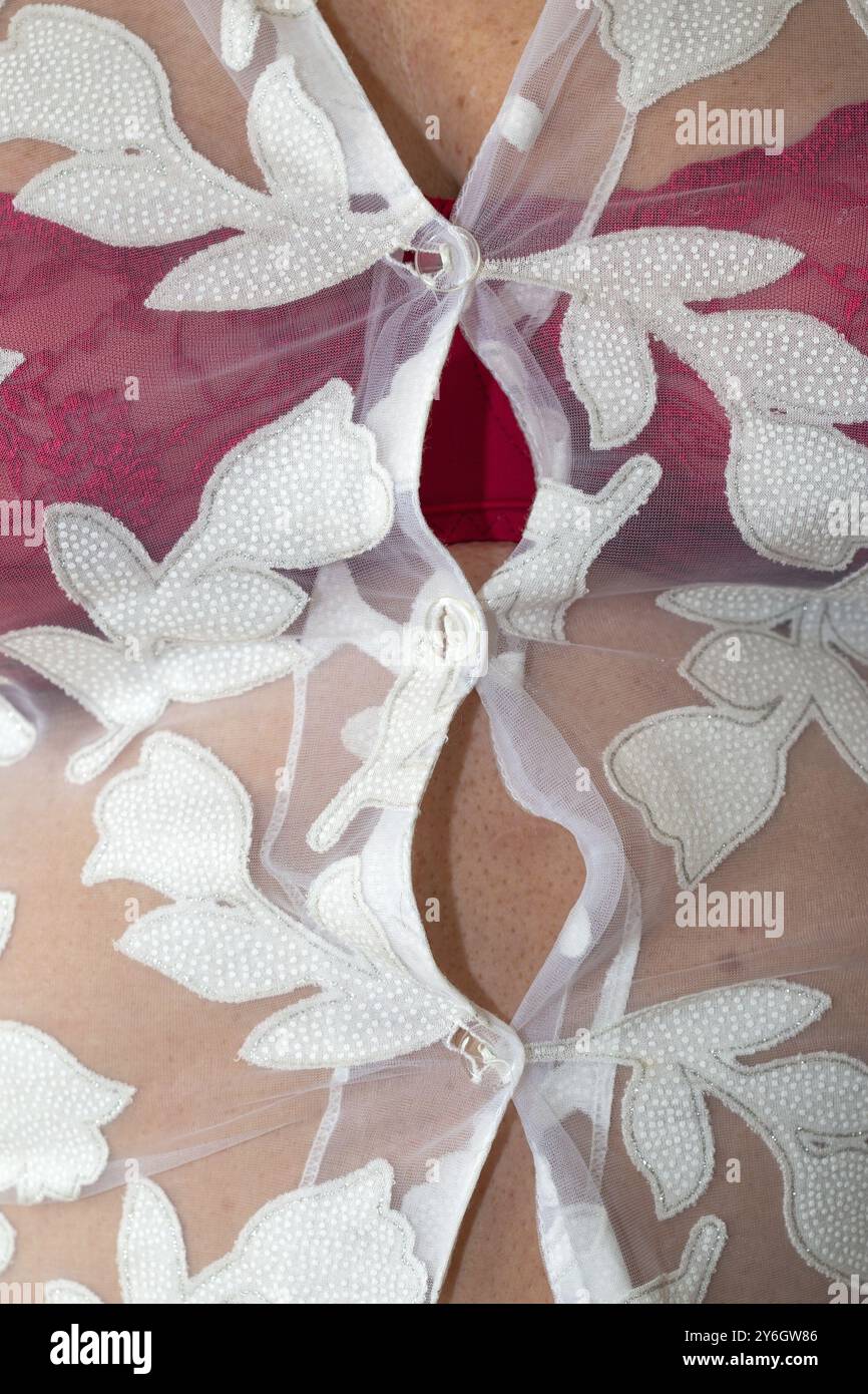 Boutons de chemise sur le ventre des femmes en surpoids Banque D'Images