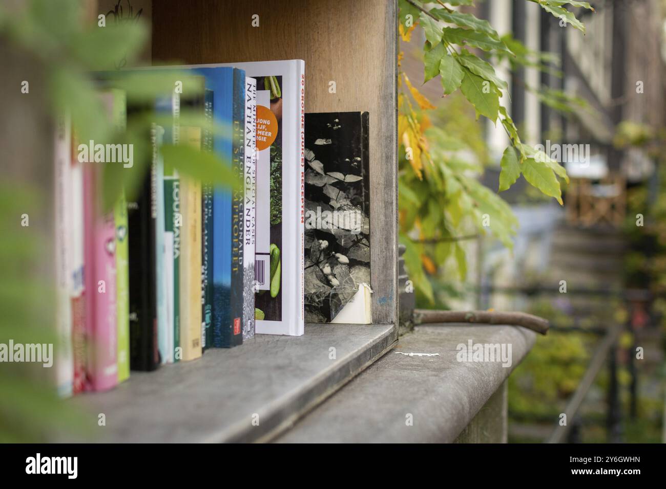 Amsterdam, pays-Bas, octobre 2018 : gros plan d'une petite communauté urbaine extérieure de livres de bibliothèque de ville empilés dans une niche d'une maison Banque D'Images