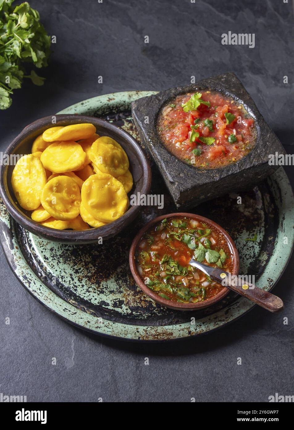Nourriture, Sopaipilla. Cuisine latino-américaine. Sopaipillas de citrouille maison traditionnelle chilienne avec salsas typiques, sauce tomate chancho en piedra dans la pierre m Banque D'Images