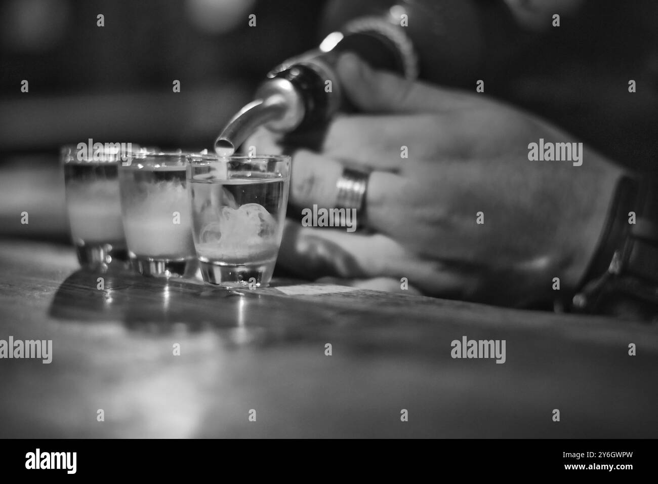Image en noir et blanc du barman remplissant des plans au comptoir. Mise au point sélective Banque D'Images