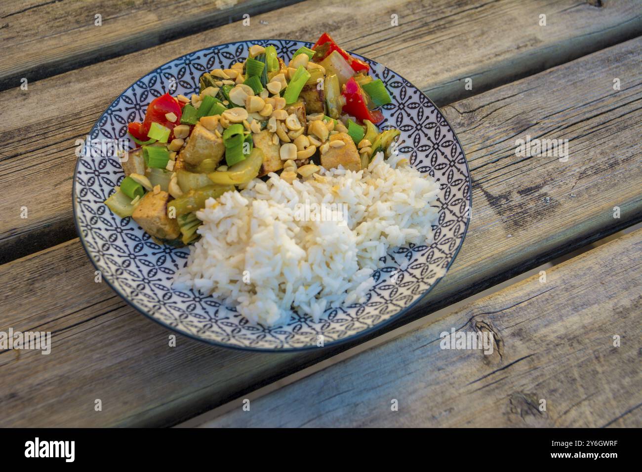 Plat asiatique végétalien avec tofu, légumes et riz sur table en bois vieilli. Nourriture savoureuse Banque D'Images