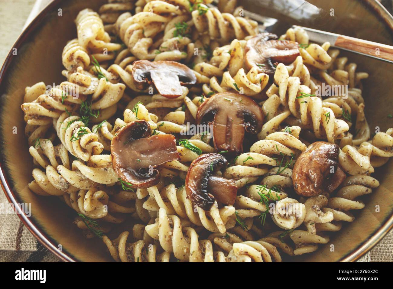 Nourriture, pâtes Fusilli, en sauce crémeuse aux champignons, pâtes aux champignons, maison, pas de gens Banque D'Images