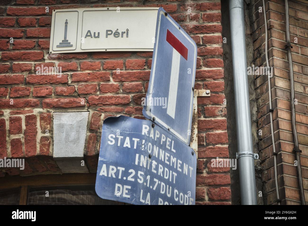 Liège, Belgique, juin 2021 : panneau de rue de au Peri à Liège sur un mur de briques. Gros plan et détails, Europe Banque D'Images