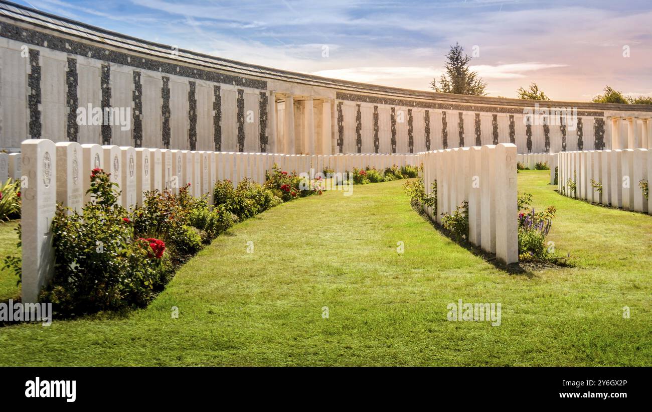 Passendale, Flandre occidentale, Belgique, Août 2018 : vue sur le Tyne Cot Cemetery des sépultures de guerre du Commonwealth et mémorial aux disparus, cimetière de th Banque D'Images Passendale, Flandre occidentale, Belgique, Août 2018 : vue sur le Tyne Cot Cemetery des sépultures de guerre du Commonwealth et mémorial aux disparus, cimetière de th Banque D'Images