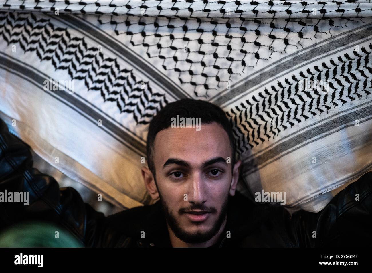Madrid, Espagne. 25 septembre 2024. Un homme portant une écharpe palestinienne pendant une manifestation. Des manifestants se sont rassemblés pour protester contre les attaques israéliennes contre le Liban et la Palestine. Crédit : Marcos del Mazo/Alamy Live News Banque D'Images