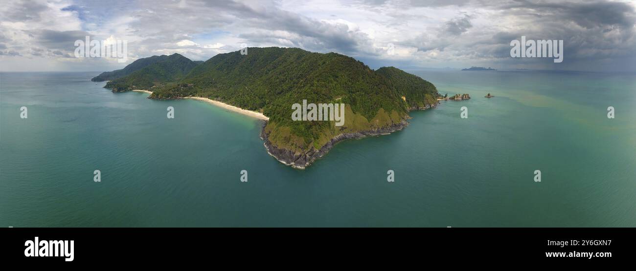 Vue panoramique aérienne sur l'île tropicale de Ko Lanta dans la mer d'Andaman, Thaïlande, Asie Banque D'Images