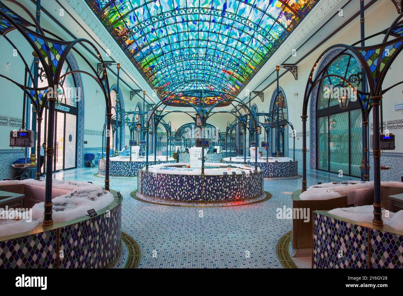 Le beau marché aux poissons avec plafond / toit en vitraux dans le district de Mina à Doha, Qatar Banque D'Images