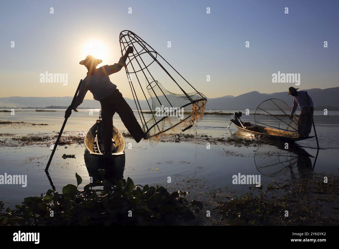 Myanmar Travel attraction Landmark, pêcheurs birmans traditionnels avec filet de pêche au lac Inle au Myanmar célèbre pour leur rangée distinctive à une jambe Banque D'Images