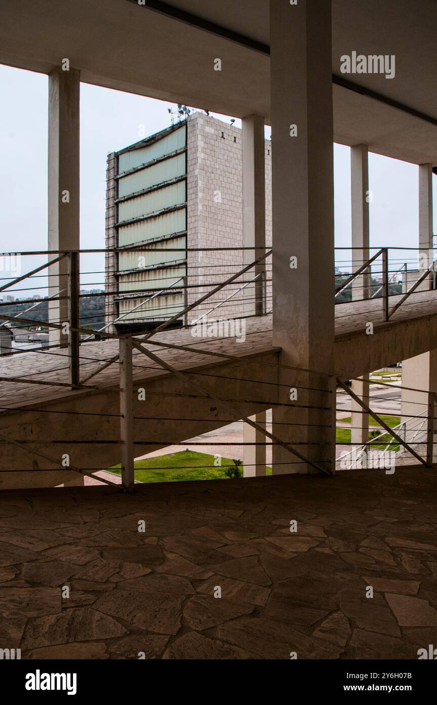 Tour des Nations (anciennement Tour du Parti fasciste national) vue depuis les rampes de la piscine de la Mostra d'Oltremare à Naples, Italie Banque D'Images