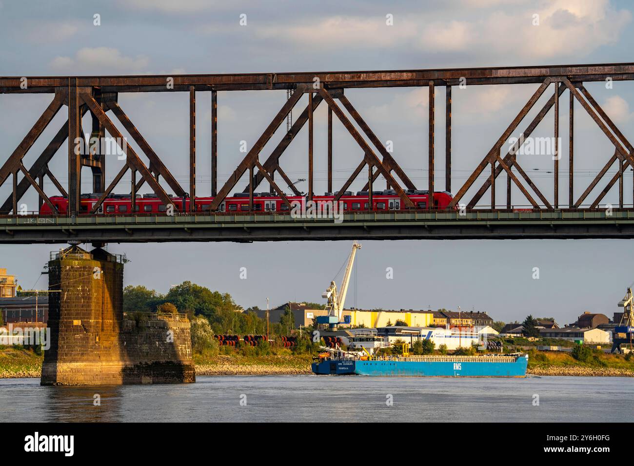 Die Eisenbahnbrücke Duisburg-Hochfeld-Rheinhausen, über den Rhein, Regionalzüge und viele Güterzüge queren hier den Rhein, von 1950, Stahl Fachwerkbrücke, Duisburg, NRW, Deutschland, Eisenbahnbrücke DU *** le pont ferroviaire Duisburg Hochfeld Rheinhausen, sur le Rhin, les trains régionaux et de nombreux trains de marchandises traversent le Rhin ici, à partir de 1950, pont en treillis d'acier, Duisburg, NRW, Allemagne, pont ferroviaire DU Banque D'Images