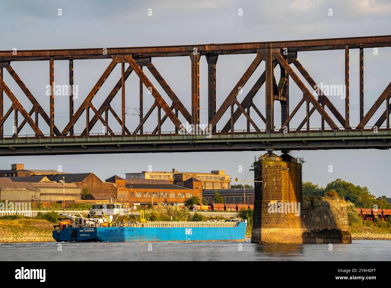 Die Eisenbahnbrücke Duisburg-Hochfeld-Rheinhausen, über den Rhein, Regionalzüge und viele Güterzüge queren hier den Rhein, von 1950, Stahl Fachwerkbrücke, Duisburg, NRW, Deutschland, Eisenbahnbrücke DU *** le pont ferroviaire Duisburg Hochfeld Rheinhausen, sur le Rhin, les trains régionaux et de nombreux trains de marchandises traversent le Rhin ici, à partir de 1950, pont en treillis d'acier, Duisburg, NRW, Allemagne, pont ferroviaire DU Banque D'Images