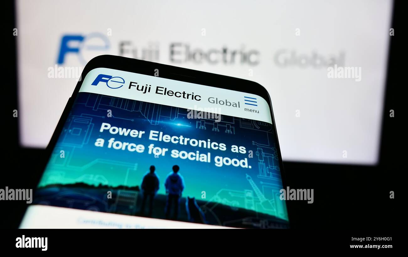 Allemagne. 20 août 2024. Dans cette illustration photo, un smartphone avec le site Web de la société japonaise Fuji Electric Co. Ltd est vu devant le logo de l'entreprise. (Photo timon Schneider/SOPA images/SIPA USA) *** strictement à des fins éditoriales *** crédit : SIPA USA/Alamy Live News Banque D'Images