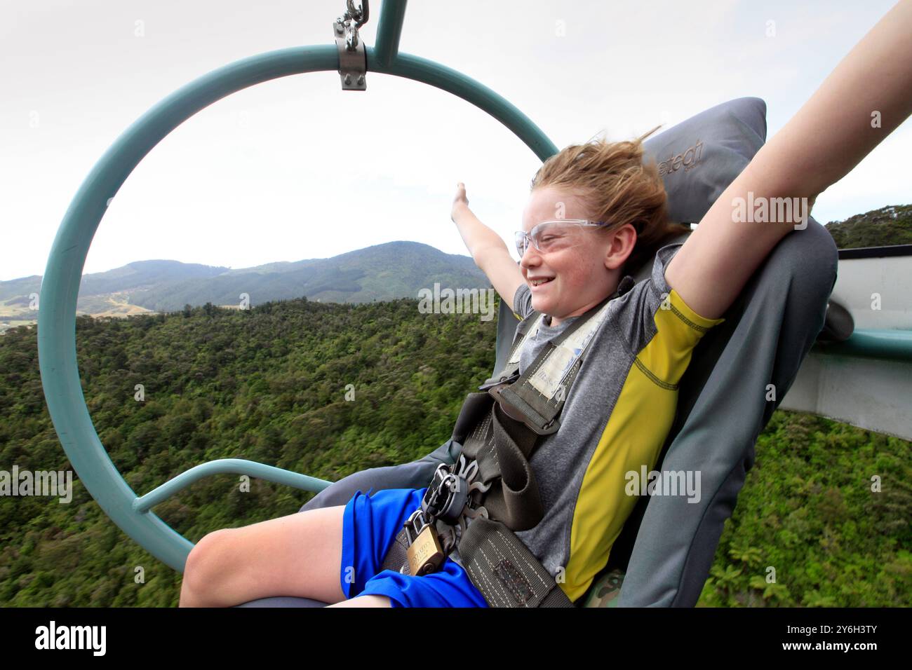 Photo de Tim Cuff - Charlie, 10 ans, Riding the Cable Bay Adventures Skywire, Nelson, Nouvelle-Zélande : Banque D'Images