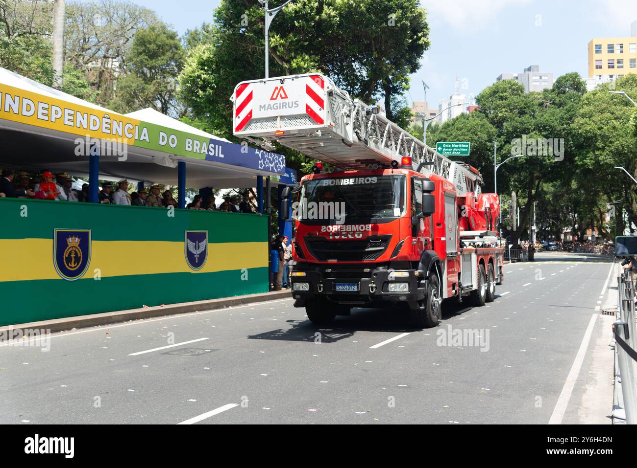 Salvador, Bahia, Brésil - 07 septembre 2024 : un camion échelle de pompiers est vu pendant le défilé de la fête de l'indépendance brésilienne dans la ville de Salvador Banque D'Images