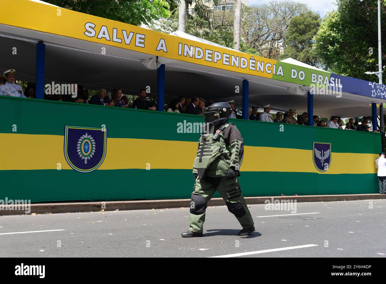 Salvador, Bahia, Brésil - 07 septembre 2024 : un soldat en uniforme anti-bombe est vu lors d'un défilé du jour de l'indépendance brésilienne dans la ville de Salv Banque D'Images