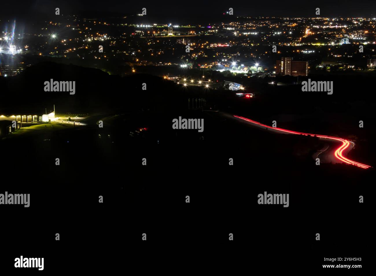 Sentiers de voiture sur signal Hill Road la nuit à offert John's, Terre-Neuve-et-Labrador, Canada Banque D'Images