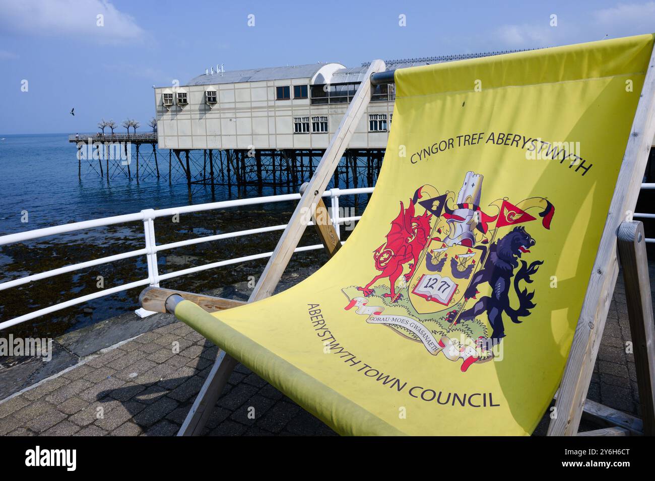 Aberystwyth, pays de Galles, Royaume-Uni - 6 septembre 2024 ; chaise longue surdimensionnée avec armoiries et jetée du conseil municipal d'Aberystwyth Banque D'Images