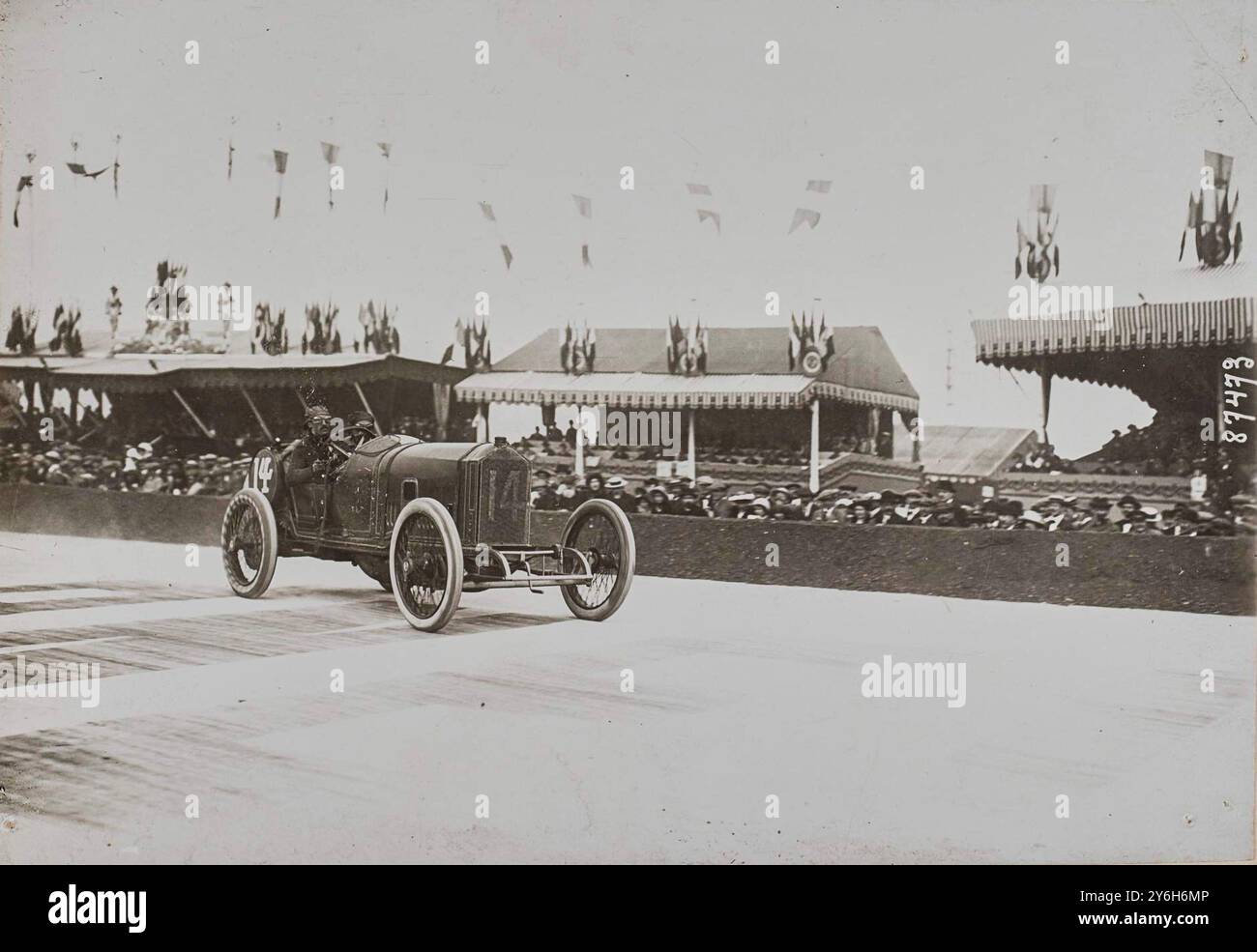 12 juillet 1913. Grand Prix de l'automobile Club de France. Goux sur Peugeot passe devant les tribunes. Banque D'Images