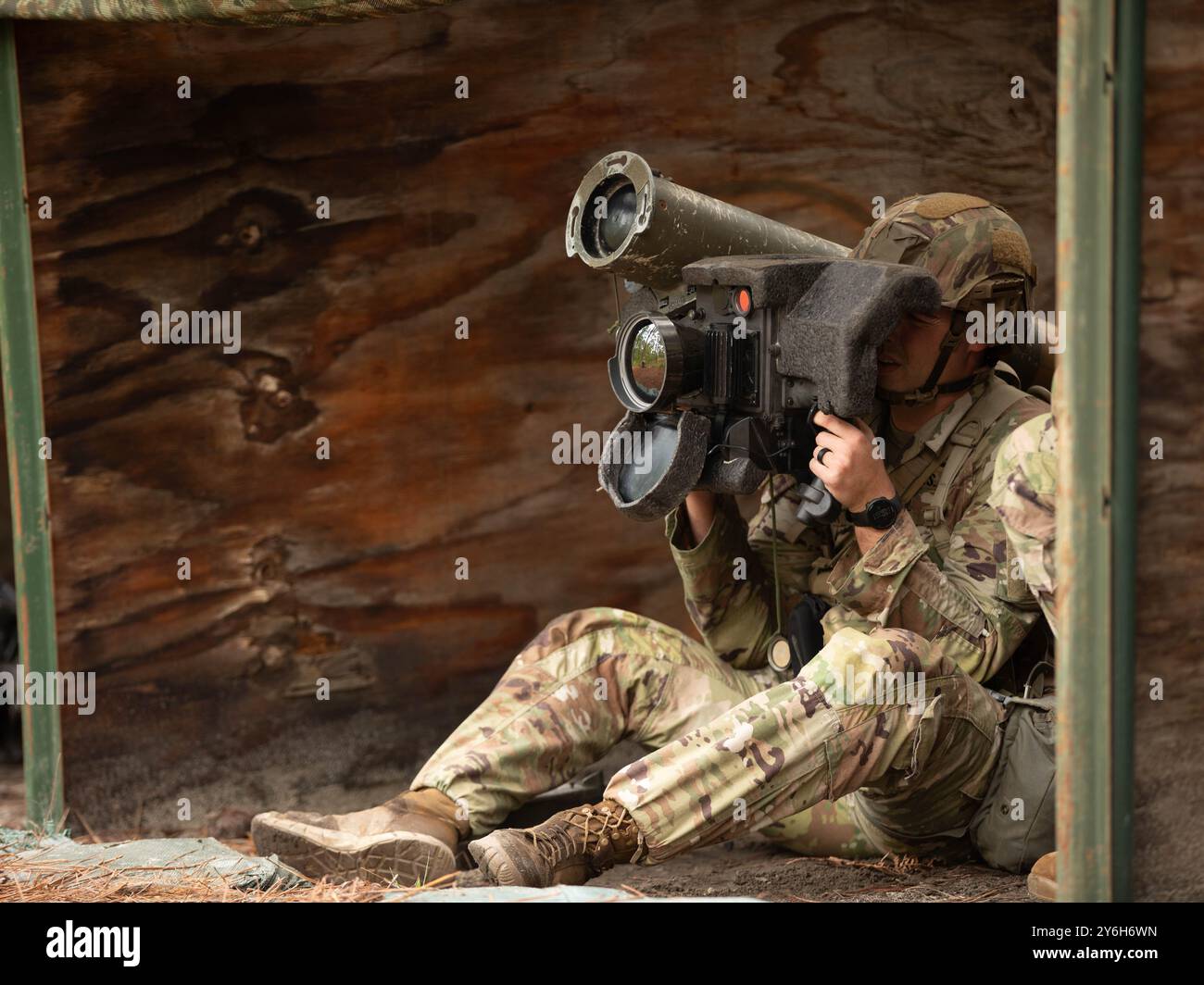 Un parachutiste affecté à la 82e division aéroportée, vise un Advanced anti-Tank Weapon System-Medium, FGM- 148 Javelin pendant la défense de la voie des chars pendant la voie de l'Expert Soldier badge sur Fort Liberty, Caroline du Nord, le 18 septembre 2024. L'acquisition d'un badge Expert Soldier, d'un badge Expert Infantryman ou d'un badge Expert Medic démontre les capacités d'un soldat à effectuer, les tâches de guerrier de niveau 1 et ses compétences en entraînement tactique. (Photo de l'armée américaine par le PFC Jadyn Merritt) Banque D'Images