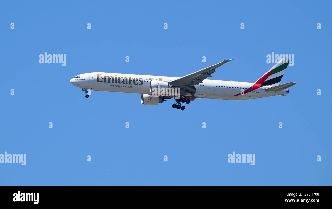 Seattle - 18 août 2024 ; Emirates Boeing 777 300 avec roues en bas isolé sur ciel bleu Banque D'Images