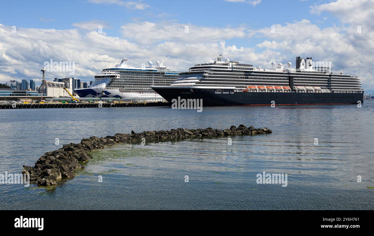 Seattle - 18 août 2024 ; paire de navires de croisière de marque Carnival Corporation Westerdam et Majestic Princess Banque D'Images