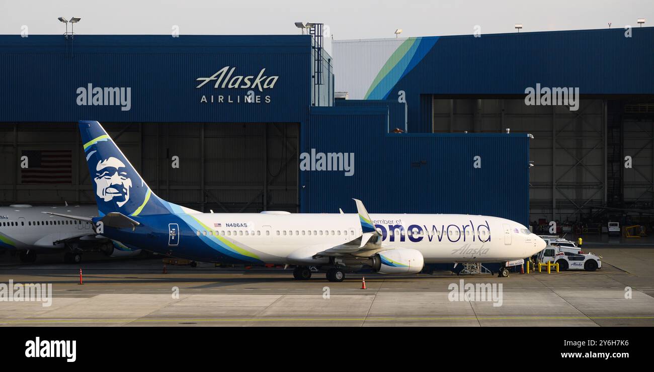 SeaTac, WA, États-Unis - 1er septembre 2024 ; Alaska Airlines Boeing 737 900 avion de passagers N486AS avec livrée de la marque One World Banque D'Images