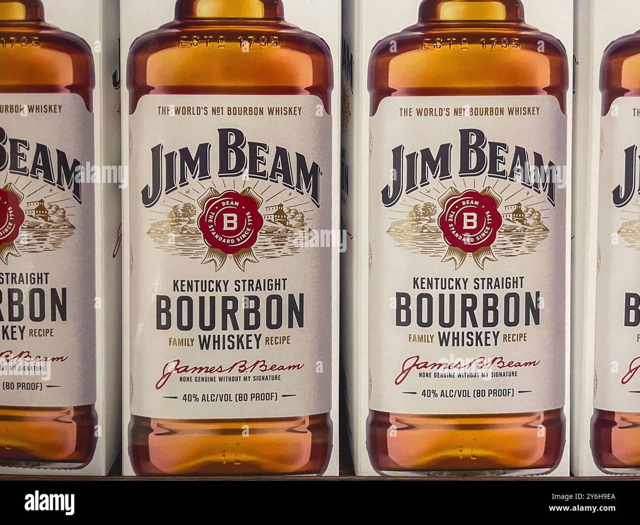 Sao Paulo SP Brésil 13 septembre 2024. Boîtes de Jim Beam Wiskey dans une rangée. Dans un supermarché à Sao Paulo. Banque D'Images