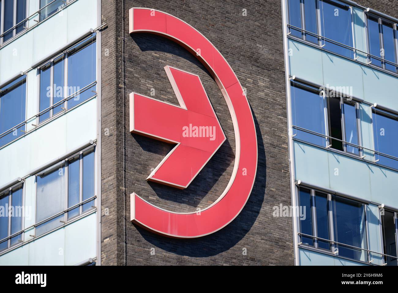 Cologne, Allemagne, 20 septembre 2024 : logo rouge de KVB Kölner Verkehrs-Betriebe AG sur le bâtiment administratif de la Scheidtweilerstrasse à Cologne Lin Banque D'Images Cologne, Allemagne, 20 septembre 2024 : logo rouge de KVB Kölner Verkehrs-Betriebe AG sur le bâtiment administratif de la Scheidtweilerstrasse à Cologne Lin Banque D'Images