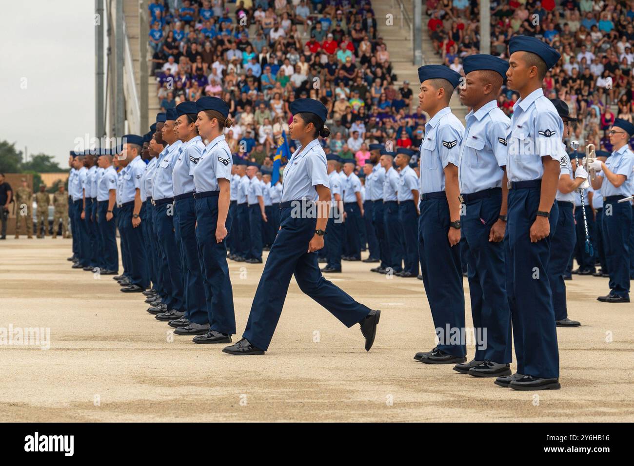 4 septembre 2024 - JBSA-Lackland, Texas, États-Unis - L'aviatrice Liana Ibanez, des Philippines, fait un pas en avant pour signifier sa naturalisation en tant que citoyenne américaine à son diplôme de l'entraînement militaire de base de l'US Air Force. Plus de 700 aviateurs affectés aux vols 553-568, reçoivent leur pièce d'aviateur lors de la cérémonie de la 737e pièce et retraite des groupes d'entraînement, à joint base San Antonio-Lackland, Texas, le 4 septembre 2024. La cérémonie est l'un des trois événements de remise des diplômes BMT de l'USAF et signifie la transition de stagiaire à Airman. Lt. Col. Matthew Redaja, commandant du 319e Escadron d'entraînement, et chef Mas Banque D'Images