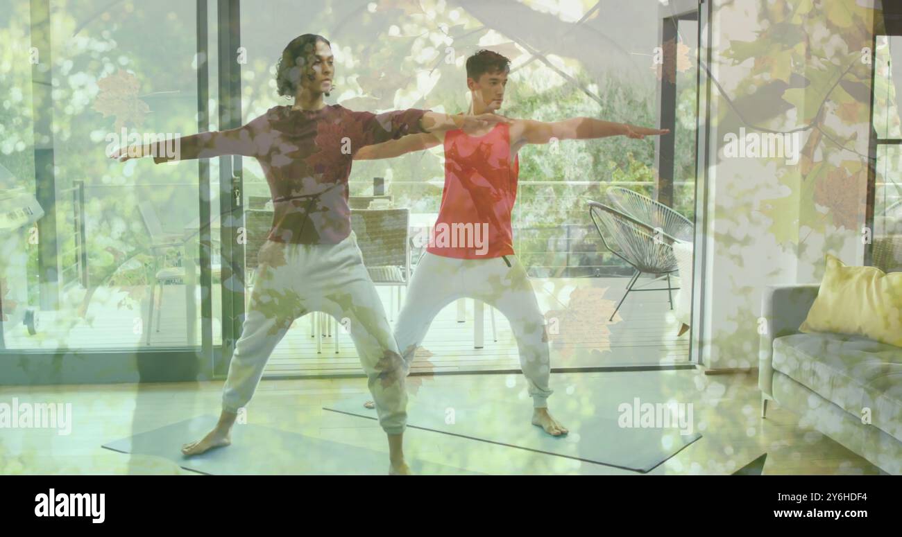 Image d'arbres d'automne sur divers gays pratiquant le yoga ensemble à la maison Banque D'Images