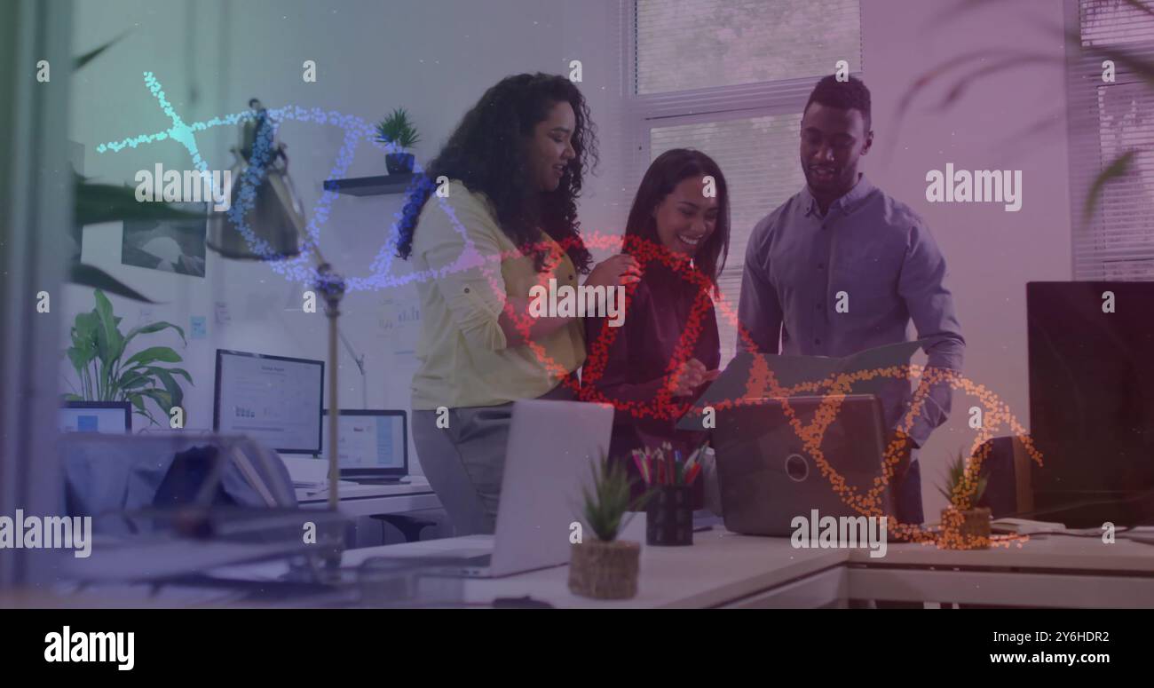 Image de brin adn sur divers hommes d'affaires au bureau Banque D'Images