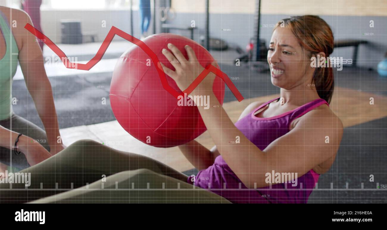 Image graphique sur les femmes s'exerçant avec le ballon de fitness dans le gymnase Banque D'Images