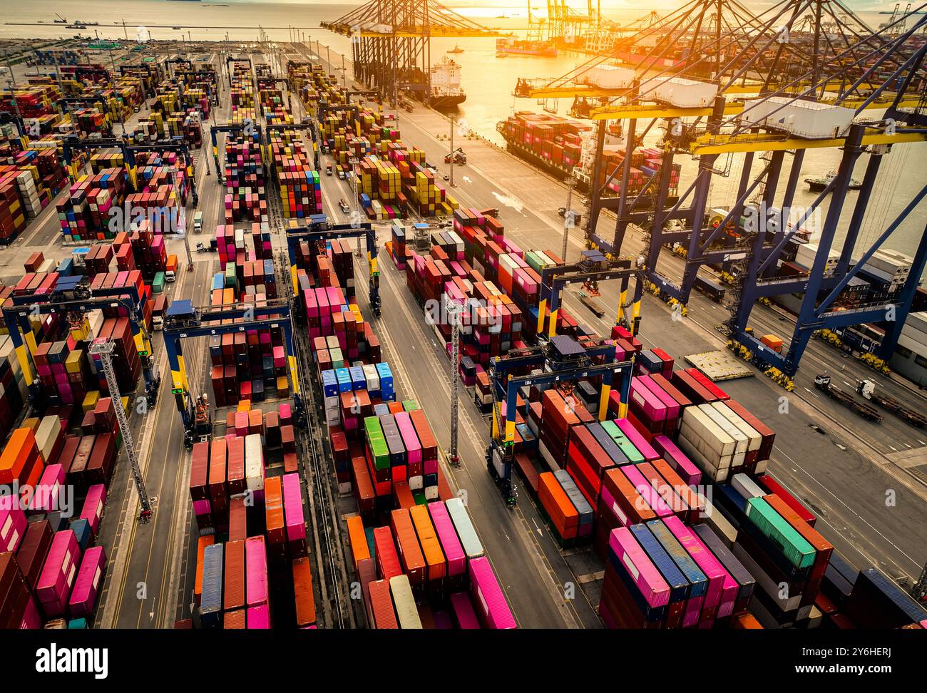 Logistique et transport du cargo conteneur au port de navire. Camion porte-conteneurs et pont de grue dans le chantier naval. Importation, exportation et industrie des transports. Banque D'Images