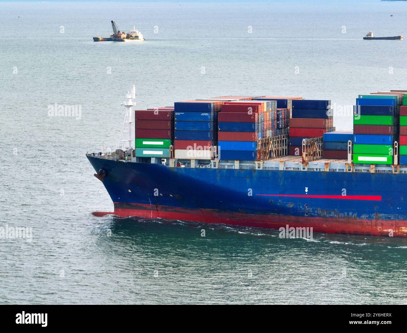 Vue aérienne d'un navire porte-conteneurs en mer. Expédition internationale et logistique. Transport maritime de marchandises. Commerce mondial et exportation importation Banque D'Images