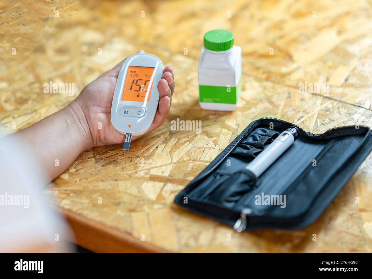 Femme mature faisant un test de glycémie à la maison. Banque D'Images