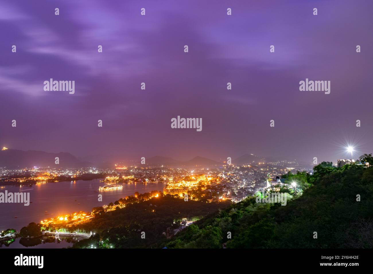 Palais de la ville d'Udaipur illuminant la nuit avec un beau ciel violet dans l'inde du rajasthan Banque D'Images