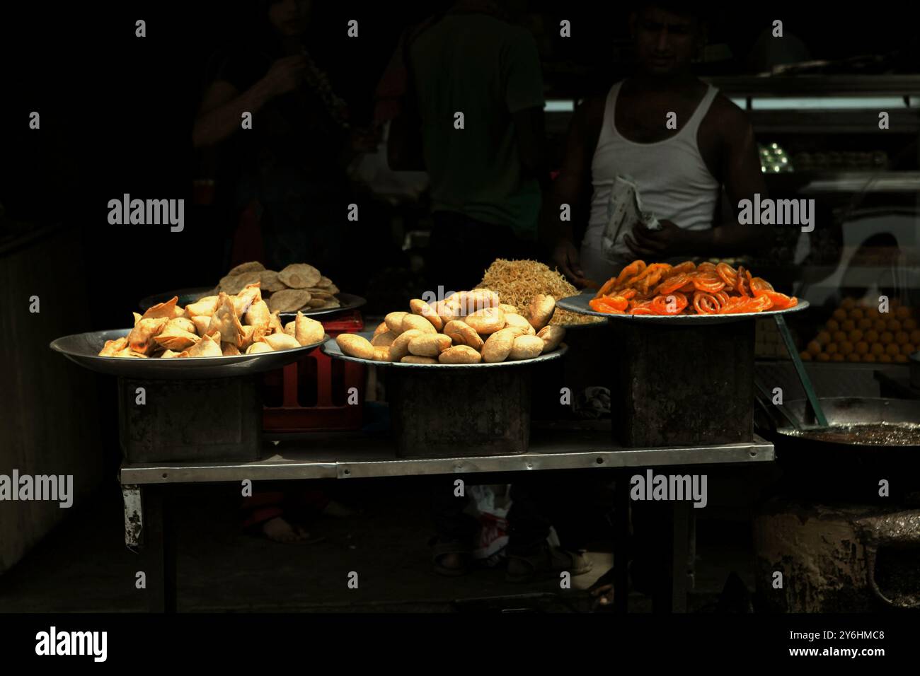 Vendeur de nourriture de rue sur le côté d'une route à Bihar, Inde. Banque D'Images