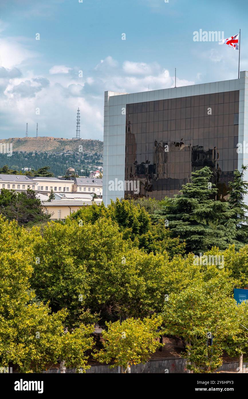 Tbilissi, Géorgie - 10 août 2024 : vue extérieure du ministère de la Défense de Géorgie, situé à Tbilissi, la capitale de la Géorgie. Banque D'Images