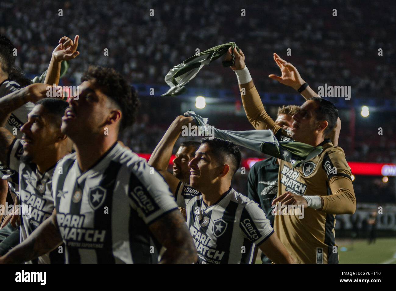 São PAULO, SP - 25.09.2024 : les joueurs de São PAULO X BOTAFOGO - Botafogo célèbrent la victoire après le match entre São Paulo x Botafogo, valable pour la 2ème manche des quarts de finale de la Copa Libertadores da América 2024 qui s'est déroulée au stade Morumbis de São Paulo, SP. (Photo : Maurício Rummens/Fotoarena) Banque D'Images